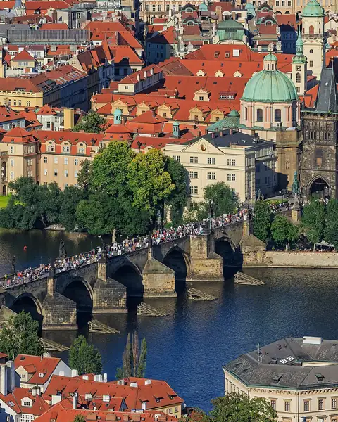 Blick über Prag und die Karlsbrücke