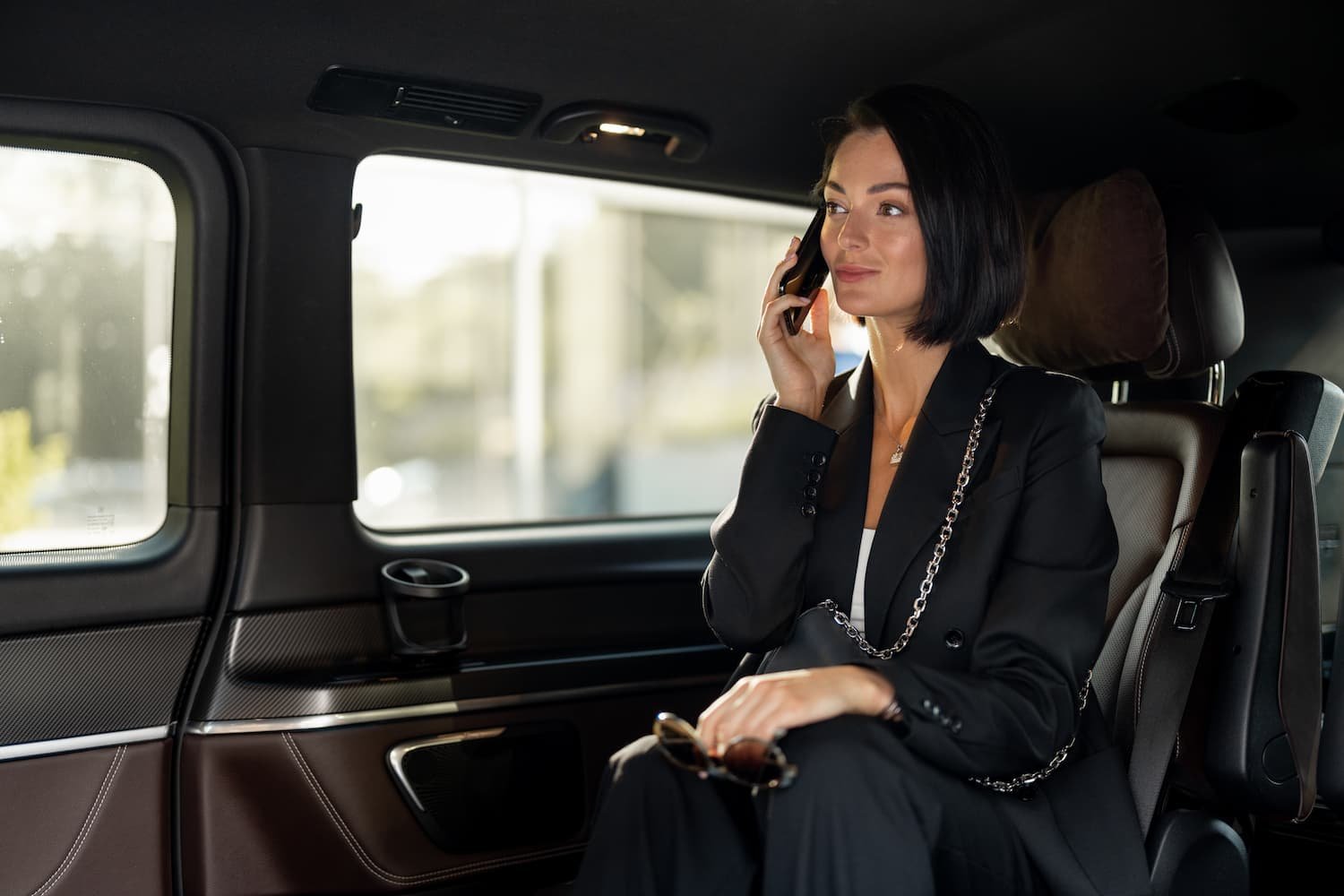 Business-Reisende im Chauffeur-Fahrzeug – VIP Chauffeurservice Frankfurt