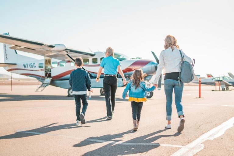 Mutter und Tochter mit Gepäck auf dem Weg zum Flugzeug – Flughafentransfer Frankfurt mit Kindern