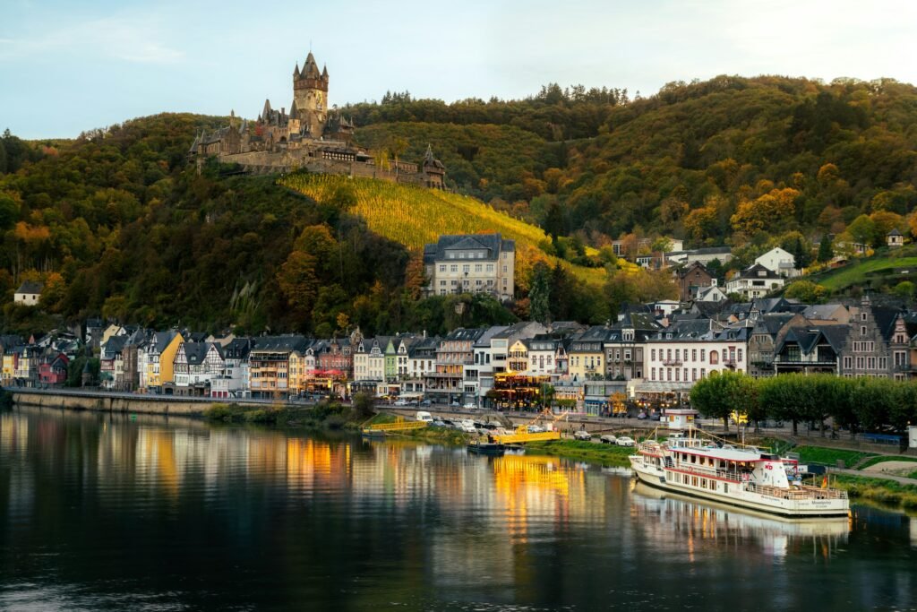 Cochem on the Moselle with Reichsburg castle – airport transfer from the Moselle Valley to Frankfurt Airport