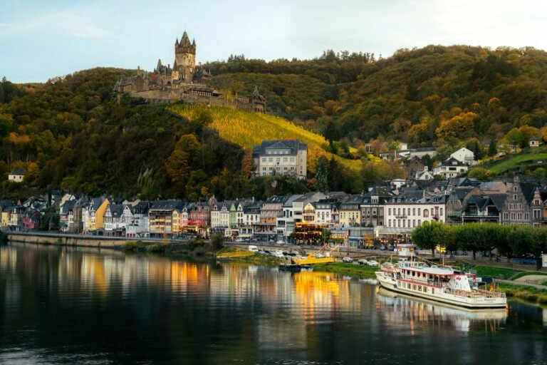 Cochem on the Moselle with Reichsburg castle – airport transfer from the Moselle Valley to Frankfurt Airport