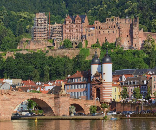 1200px-Heidelberg_Schloss_Alte_Brücke_20100626