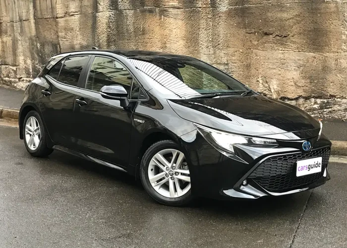 2019-toyota-corolla-sx-hybrid-hatch-black-james-cleary-1200x800-(9)